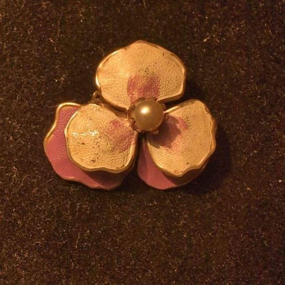 Vintage Pansy Purple and White Brooch with Gold Trim and white.pearl.bead Center - Picture 6 of 8